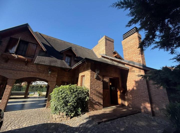 Casa · 200m² · 5 Ambientes · 4 Cocheras