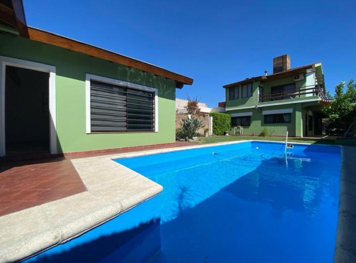 Casa · 100m² · 6 Ambientes · 3 Cocheras