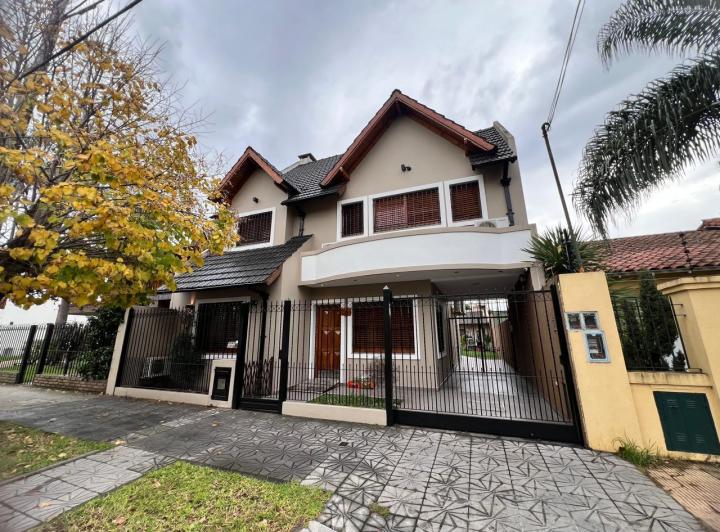 Casa · 200m² · 5 Ambientes · 3 Cocheras