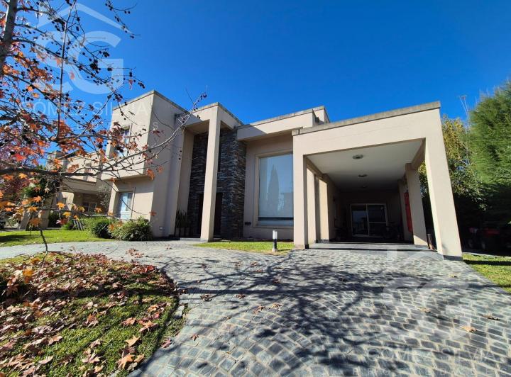 Casa · 330m² · 6 Ambientes · 2 Cocheras