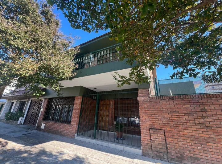Casa · 200m² · 5 Ambientes · 2 Cocheras