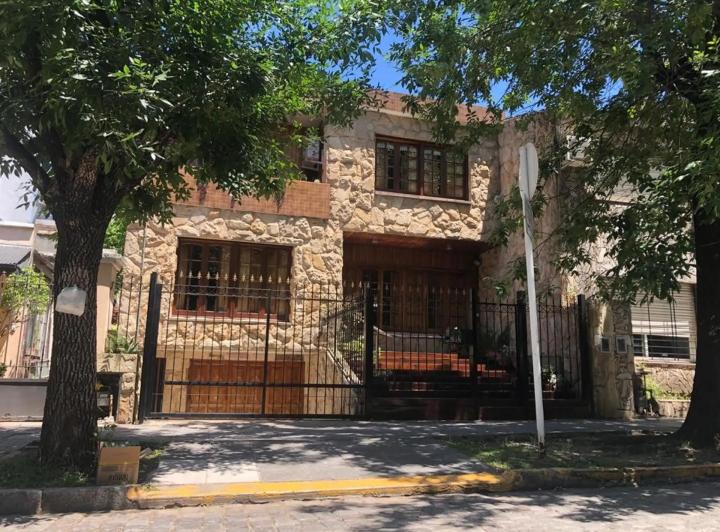 Casa · 260m² · 4 Ambientes · 2 Cocheras