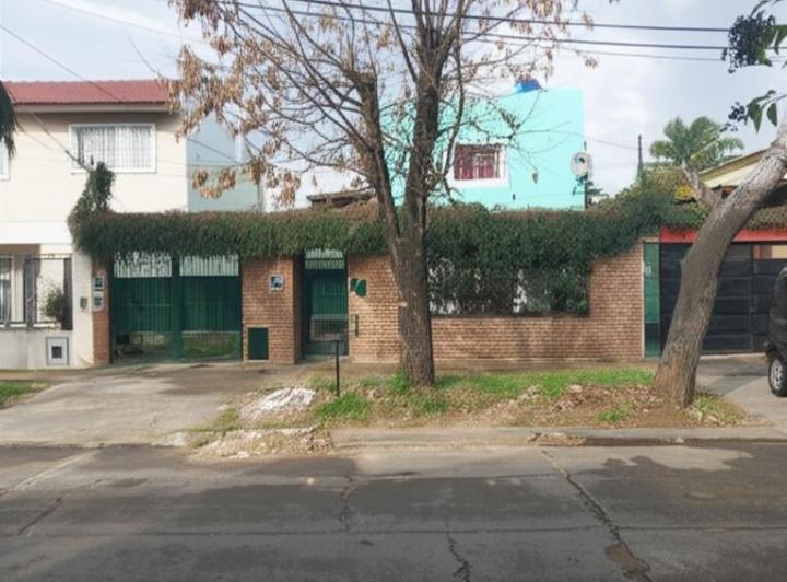 Casa · 200m² · 3 Ambientes · 2 Cocheras