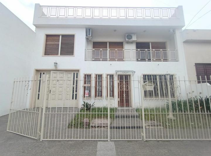 Casa · 137m² · 4 Ambientes · 8 Cocheras