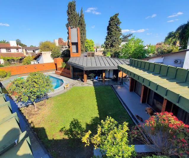 Casa · 1200m² · 8 Ambientes · 4 Cocheras