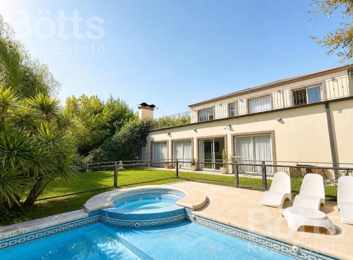 Casa · 335m² · 6 Ambientes · 5 Cocheras