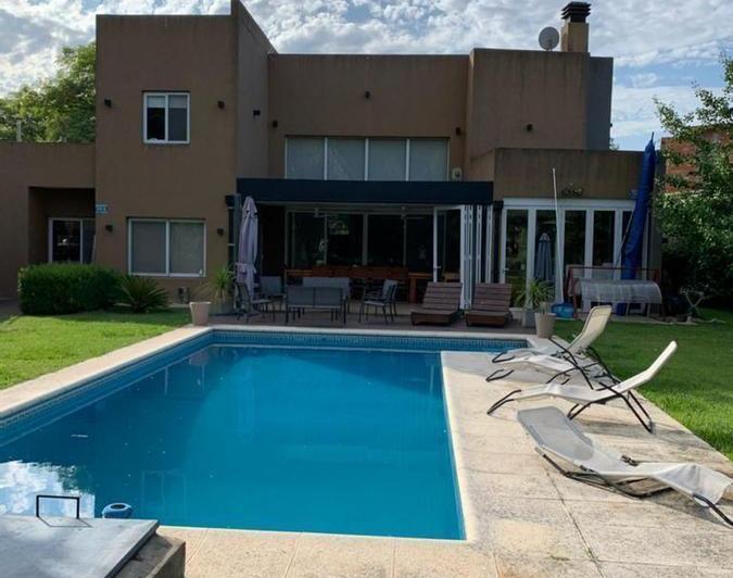 Casa · 332m² · 6 Ambientes · 2 Cocheras