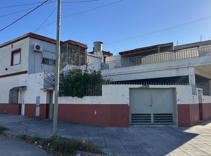 Casa · 213m² · 6 Ambientes · 3 Cocheras