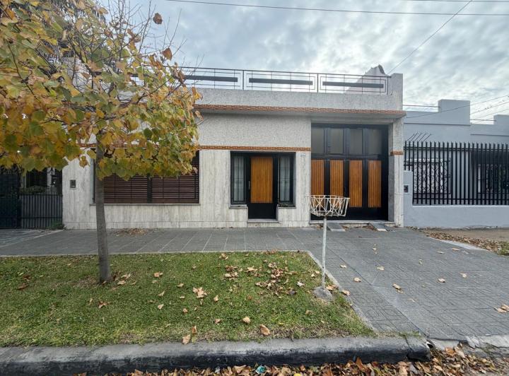 Casa · 240m² · 4 Ambientes · 1 Cochera