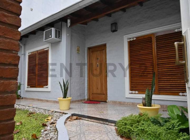 Casa · 222m² · 6 Ambientes · 2 Cocheras