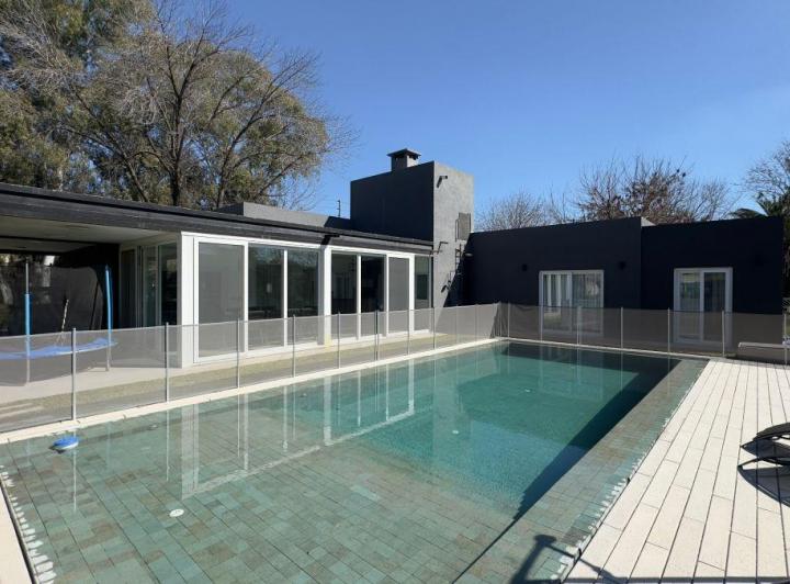Casa · 230m² · 6 Ambientes · 1 Cochera