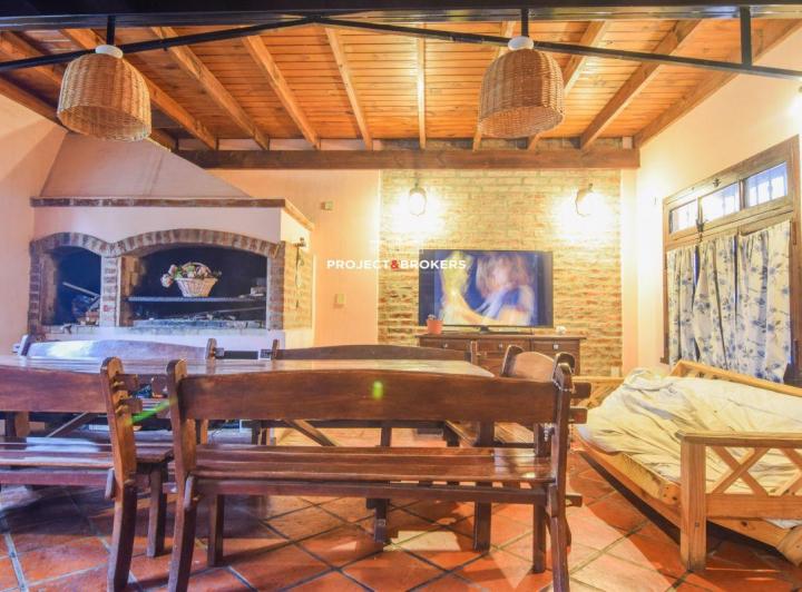Casa · 190m² · 5 Ambientes · 2 Cocheras