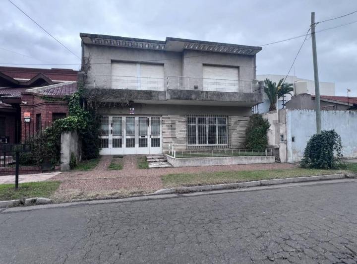 Casa · 190m² · 4 Ambientes · 1 Cochera