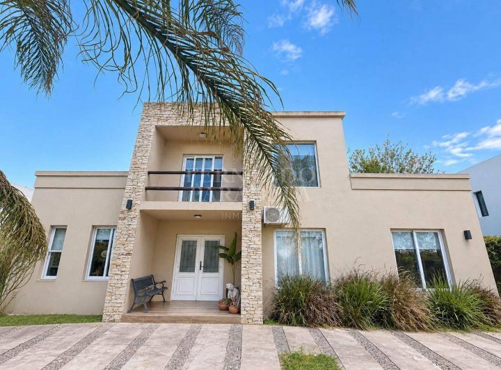 Casa · 235m² · 6 Ambientes · 2 Cocheras
