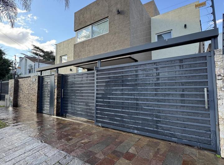 Casa · 219m² · 4 Ambientes · 2 Cocheras