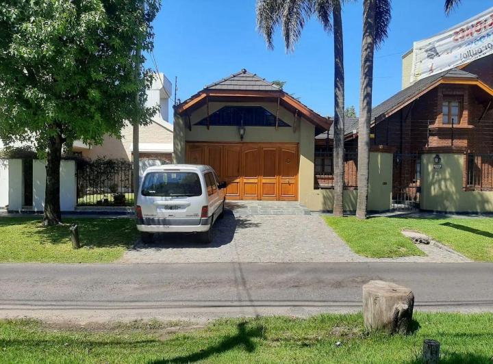 Casa · 275m² · 5 Ambientes · 1 Cochera