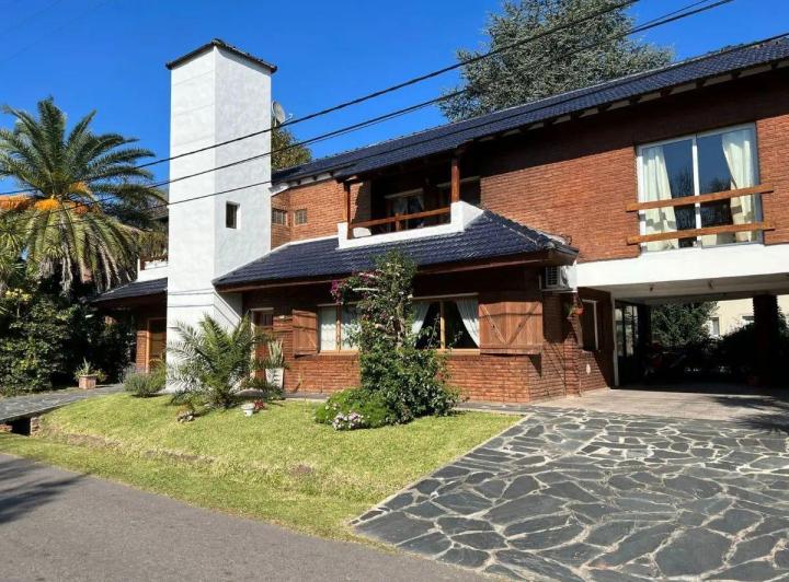 Casa · 200m² · 6 Ambientes · 4 Cocheras