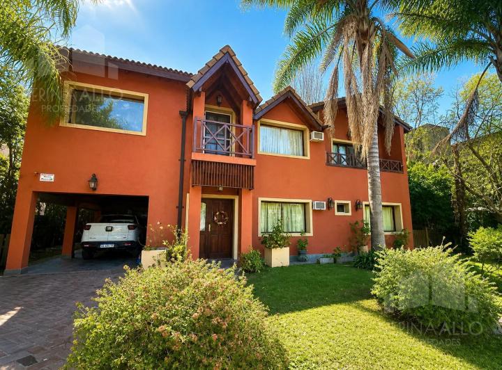 Casa · 294m² · 6 Ambientes · 2 Cocheras