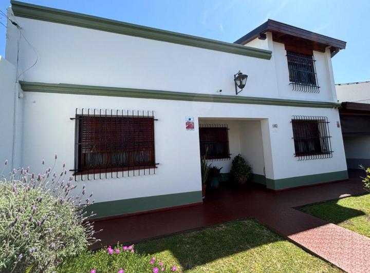 Casa · 160m² · 4 Ambientes · 3 Cocheras