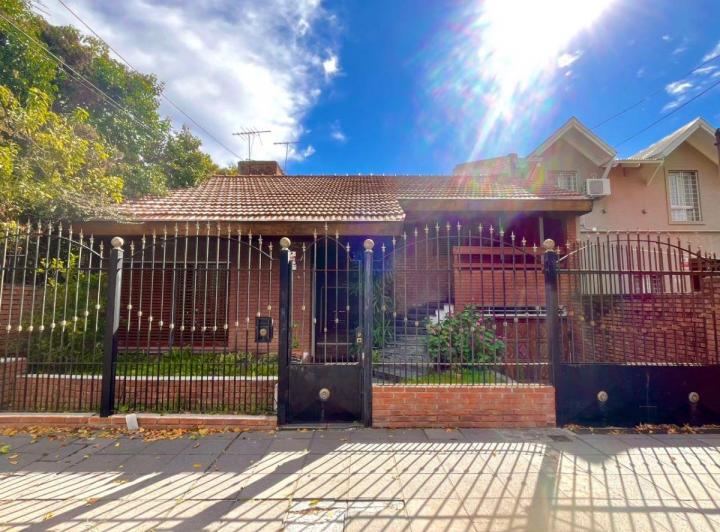 Casa · 250m² · 6 Ambientes · 1 Cochera