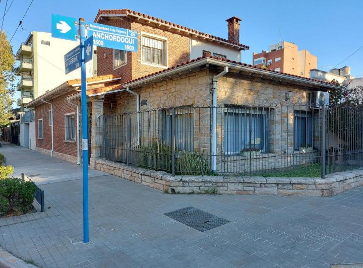 Casa · 200m² · 5 Ambientes · 2 Cocheras
