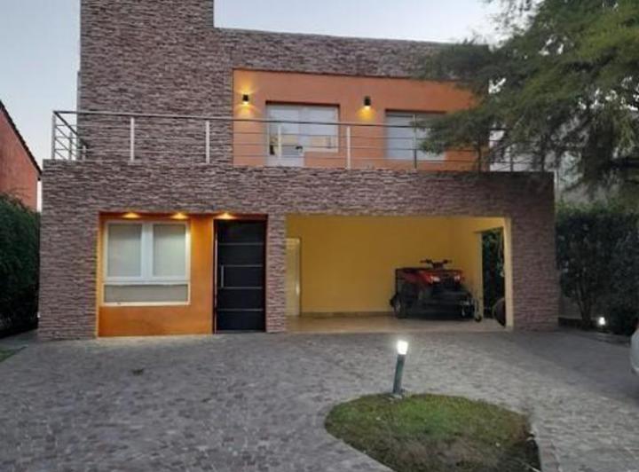 Casa · 170m² · 4 Ambientes · 2 Cocheras