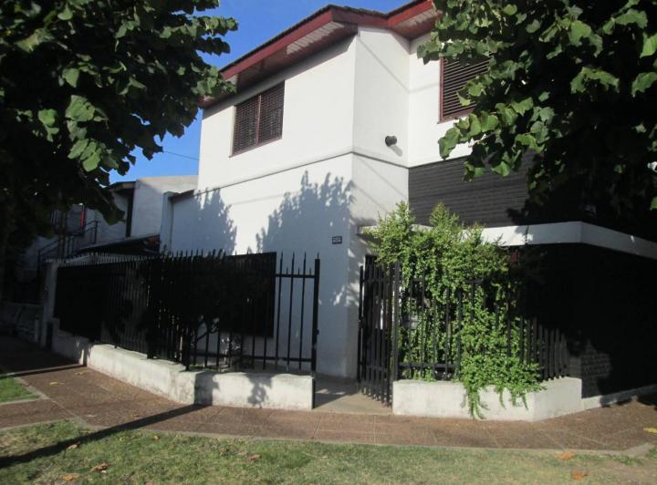 Casa · 230m² · 6 Ambientes · 3 Cocheras