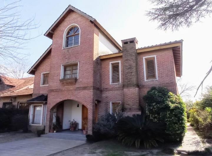 Casa · 390m² · 6 Ambientes · 4 Cocheras