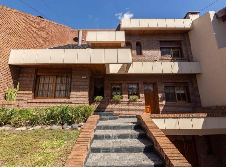 Casa · 240m² · 5 Ambientes · 2 Cocheras