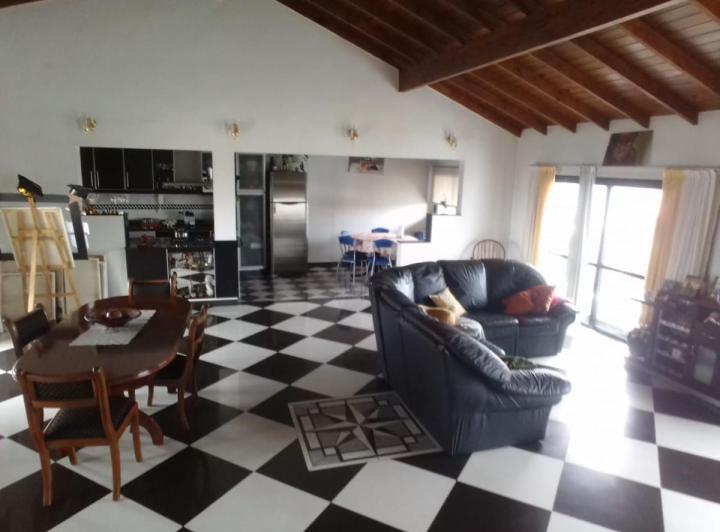 Casa · 300m² · 7 Ambientes · 5 Cocheras
