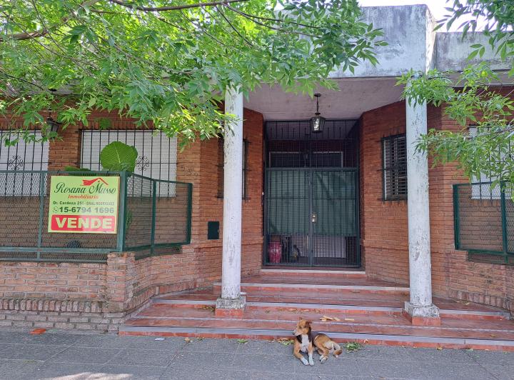 Casa · 220m² · 6 Ambientes · 2 Cocheras