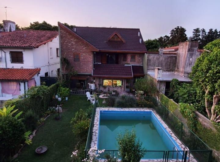 Casa · 243m² · 6 Ambientes · 1 Cochera