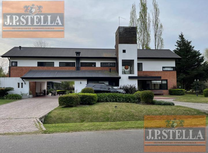 Casa · 395m² · 6 Ambientes · 4 Cocheras