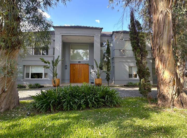 Casa · 360m² · 4 Ambientes · 4 Cocheras