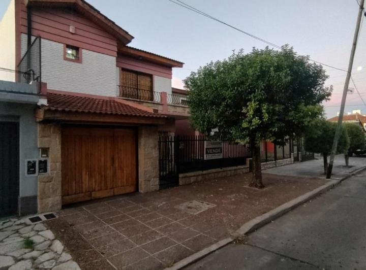 Casa · 230m² · 5 Ambientes · 1 Cochera