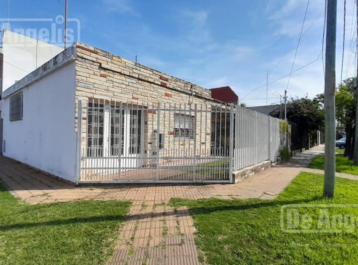 Casa · 216m² · 5 Dormitorios · 1 Cochera