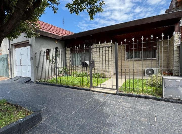 Casa · 124m² · 4 Ambientes · 2 Cocheras