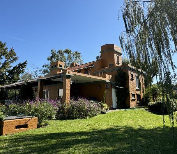 Casa · 240m² · 5 Ambientes