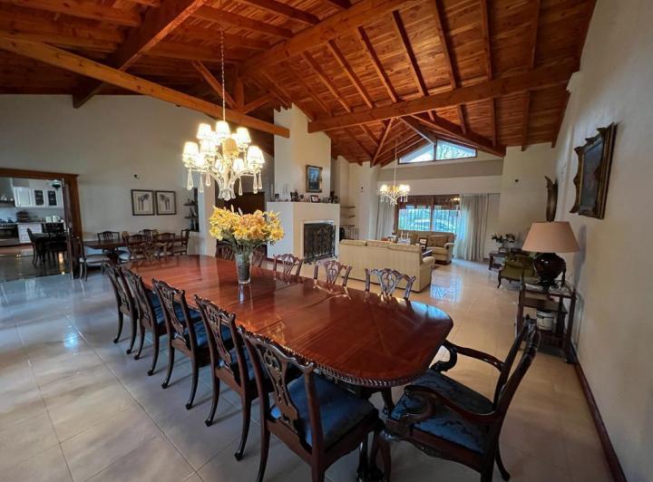 Casa · 1000m² · 6 Ambientes · 1 Cochera