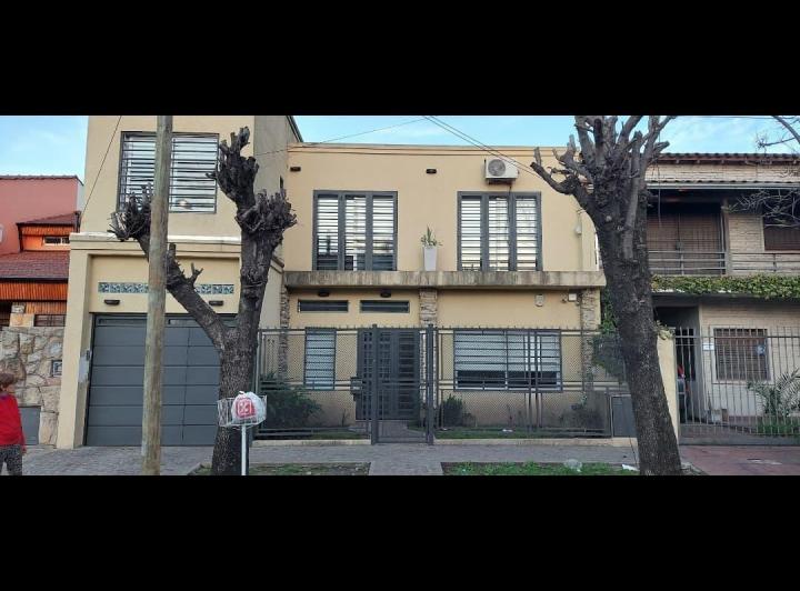 Casa · 180m² · 5 Ambientes · 3 Cocheras