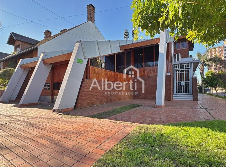 Casa · 236m² · 4 Ambientes · 2 Cocheras