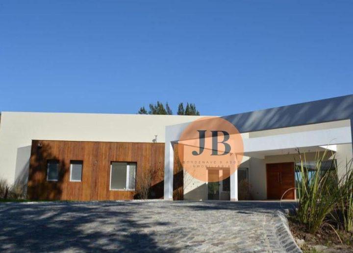 Casa · 230m² · 4 Ambientes · 1 Cochera