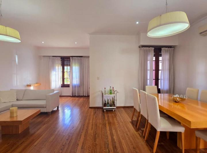 Casa · 240m² · 5 Ambientes · 1 Cochera