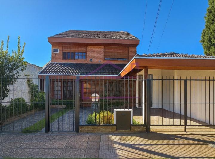 Casa · 230m² · 4 Ambientes · 2 Cocheras