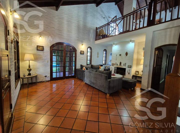 Casa · 392m² · 5 Ambientes · 4 Cocheras