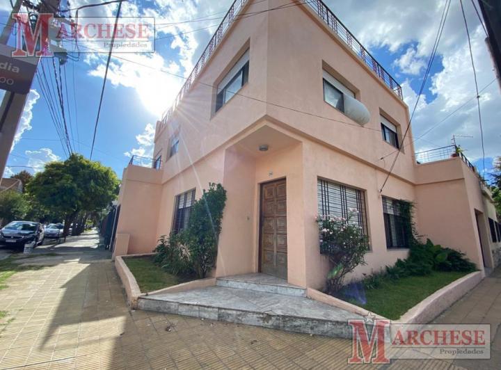Casa · 210m² · 6 Ambientes · 3 Cocheras