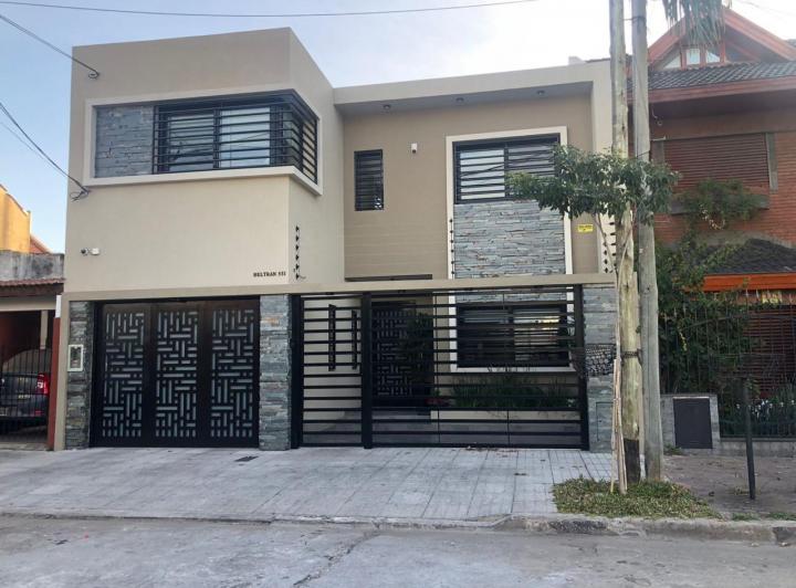 Casa · 260m² · 5 Ambientes · 2 Cocheras