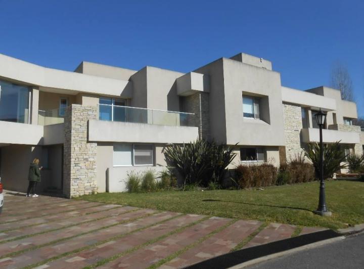 Casa · 781m² · 6 Ambientes · 1 Cochera