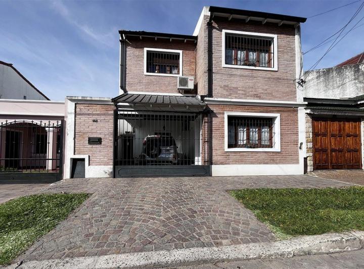 Casa · 160m² · 4 Ambientes · 1 Cochera