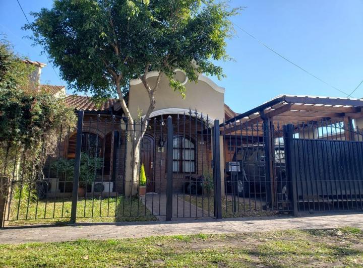 Casa · 180m² · 4 Ambientes · 2 Cocheras